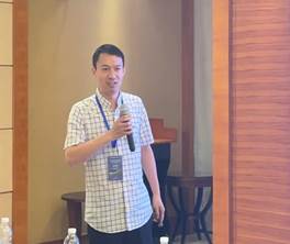 男人站在镜子前低可信度描述已自动生成